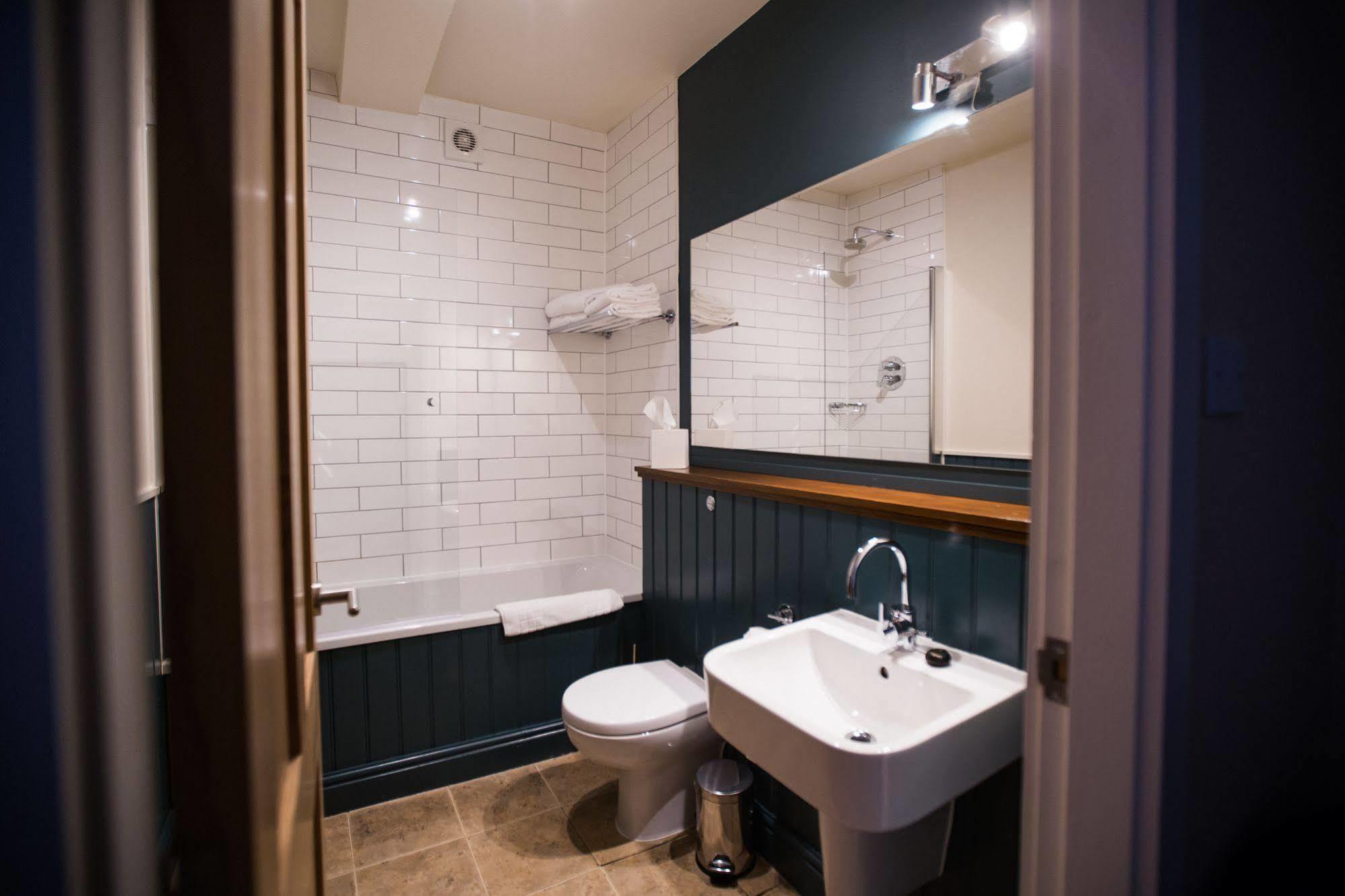 Hotel The Blue Boar à Witney Extérieur photo