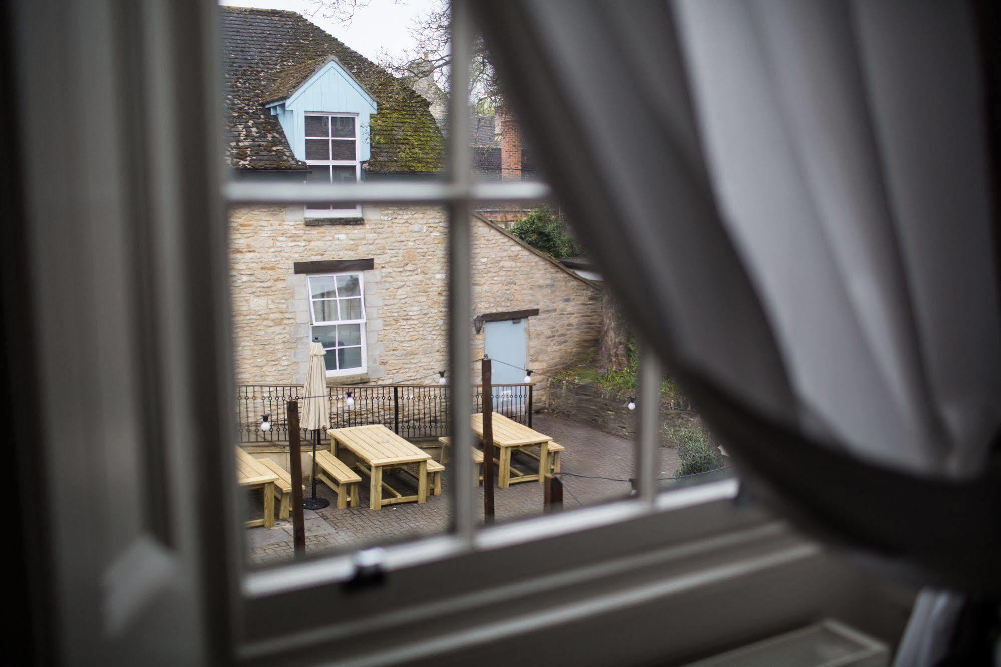 Hotel The Blue Boar à Witney Extérieur photo